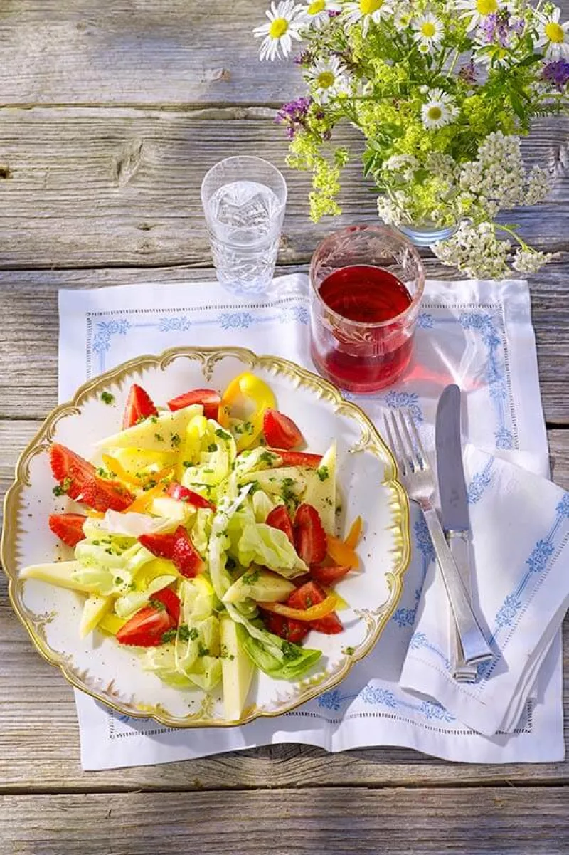 Fruchtiger Sommersalat mit Erdbeeren